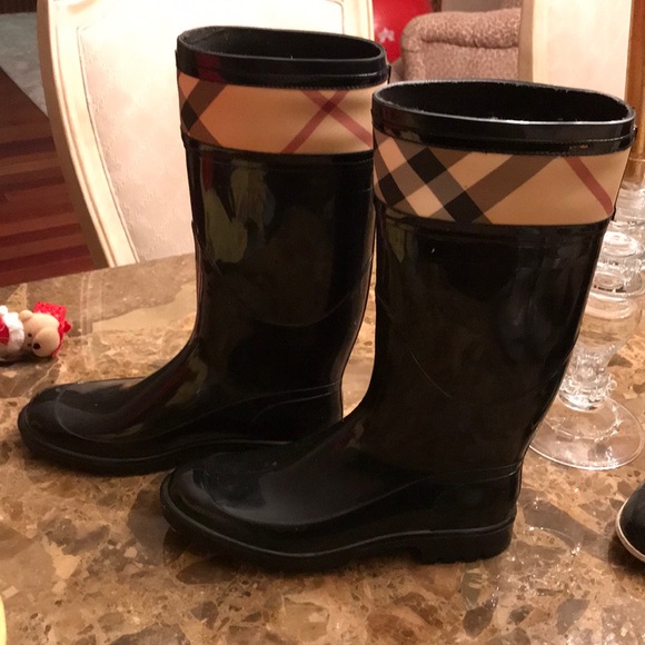 Burberry  Rain boots!! Barely worn - Picture 1 of 11